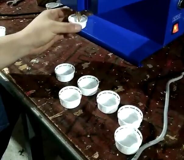 小型瓶盖涂覆热熔胶